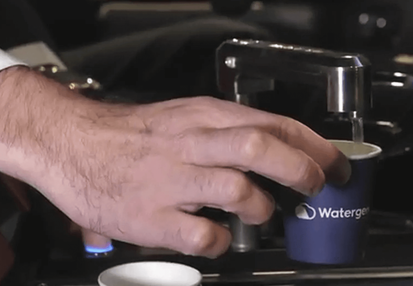 Una fuente de agua en tu coche, que sale de la humedad