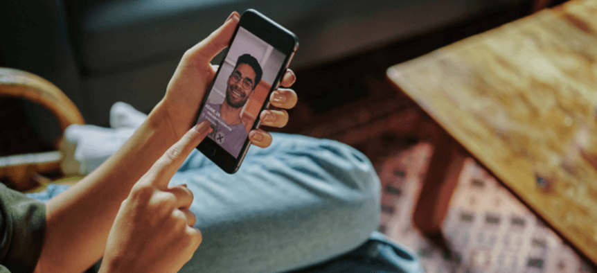 Here's How Often Experts Say You Should Update Your Dating App Profile